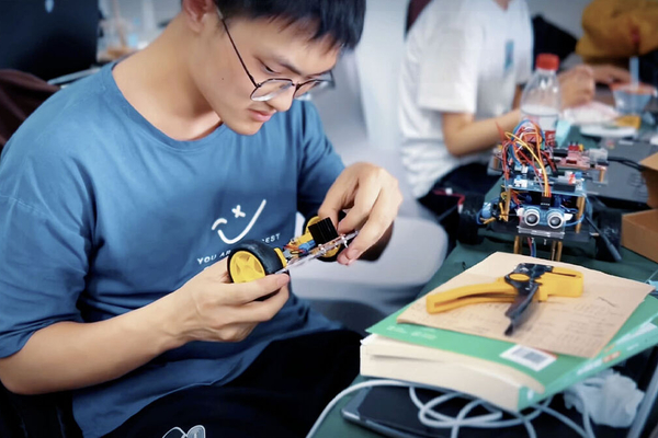 成电国芯FPGA工程实训，智能循迹小车工程