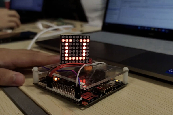 利用广告点阵屏实现“CQUPT”